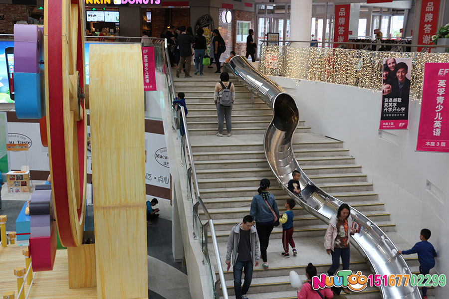 商場(chǎng)里的不銹鋼滑梯有哪些優(yōu)點(diǎn)？有許多優(yōu)點(diǎn)